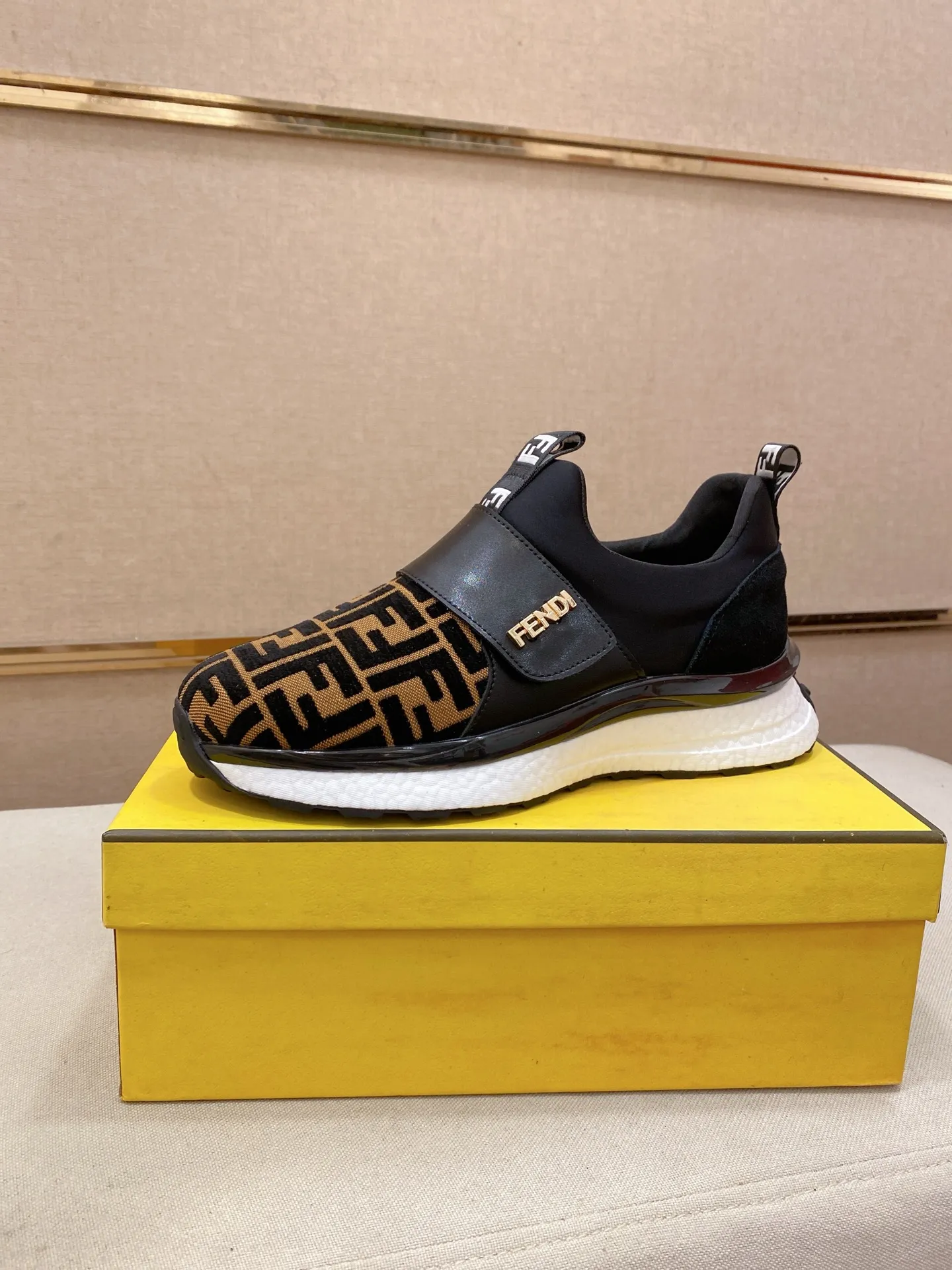 Men's shoes 💰 462💰 (fendi) New high-top 👊🏻 upper 🇮🇹 imported cowhide fabric 🇩🇪 lining imported breathable mesh lining. The original outsole is molded to highlight the identity of every man, and the upper foot is elegant and stable🚶🏻🚶🏻The high-end custom counters reproduce the original version📯No matter the wind or rain, the shoe last remains unchanged and can withstand the verification of time🔍️,🔵 Size: 38-44